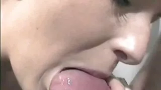 Thiếu niên đắm mình trong sâu thẳm trong âm đạo của cô với một món đồ xxx thuy linh chơi